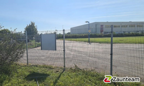 Doppelstabmatten schwer feuerverzinkt und anthrazit beschichtet mit Pfosten 60 x 40 mit Bügel einbetoniert wurde in Landsberg von Zaunteam Halle, Halle im Jahr 2023 erstellt.