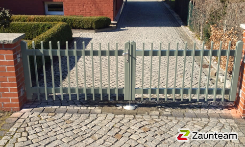 Aluminium Tor 2-flüglig wurde in Bad Suderode von Zaunteam Magdeburg-Harz, Halberstadt im Jahr 2022 erstellt.