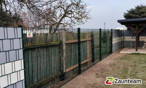 Doppelstabmatten leicht vorverzinkt und grün beschichtet mit Pfosten 60 x 40 mit Abdeckleisten einbetoniert wurde in Coswig (Anhalt) von Zaunteam Fläming, Coswig im Jahr 2025 erstellt.