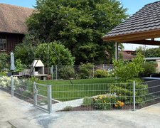 Doppelstabmatten leicht verzinkt mit Pfosten 40x60 verzinkt mit Abdeckleisten mit Fussplatte wurde in Würenlingen von Zaunteam Aargau, Egliswil im Jahr 2026 erstellt.