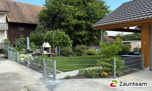 Doppelstabmatten leicht verzinkt mit Pfosten 40x60 verzinkt mit Abdeckleisten mit Fussplatte wurde in Würenlingen von Zaunteam Aargau, Egliswil im Jahr 2026 erstellt.