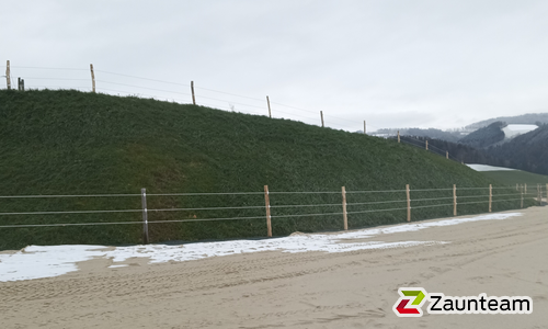Bänderzaun mit Robinienpfosten roh wurde in Krumbach von Zaunteam Schneebergland, Gloggnitz im Jahr 2025 erstellt.