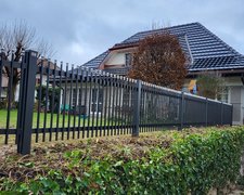 Palisaden Aluzaun einbetoniert wurde in Guschelmuth von Zaunteam Spahni, Laupen BE im Jahr 2023 erstellt.