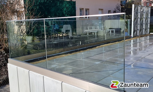 Glas Geländer mit Profilschiene Aufsatzmontage wurde in Rolle von Swissclôture Léman, Forel (Lavaux) im Jahr 2023 erstellt.