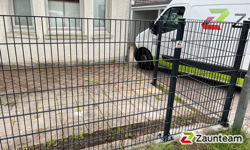 Doppelstabmatten leicht feuerverzinkt und anthrazit beschichtet mit Pfosten 60 x 40 mit Bügel mit Fussplatte wurde in Bad Segeberg von Zaunteam Südostholstein, Högersdorf im Jahr 2026 erstellt.