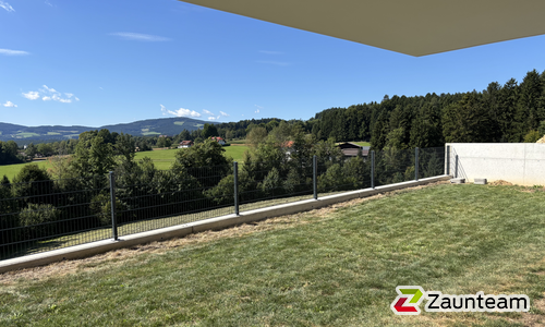 Doppelstabmatten schwer vorverzinkt und anthrazit beschichtet mit Pfosten 40x60 mit Abdeckleisten mit Fussplatte wurde in Vorau von Zaunteam Oststeiermark, Grafendorf bei Hartberg im Jahr 2025 erstellt.