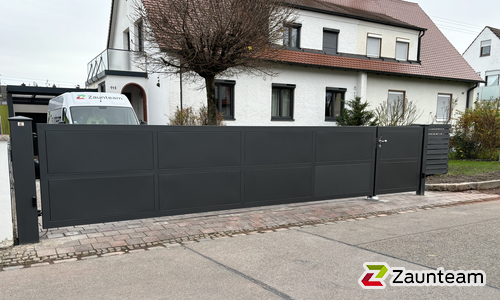 Aluminium Sichtschutztor 2-flüglig wurde in Augsburg von Zaunteam Schwaben-Nord, Todtenweis im Jahr 2024 erstellt.
