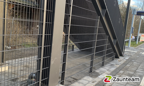 Doppelstabmatten schwer vorverzinkt und anthrazit beschichtet mit Pfosten 60 x 40 mit Abdeckleisten einbetoniert wurde in Wilmersdorf von Zaunteam Pasewalk, Pasewalk im Jahr 2025 erstellt.
