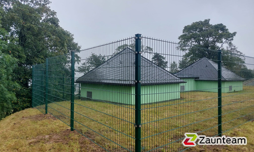 Doppelstabmatten leicht vorverzinkt und grün beschichtet mit Pfosten Vario einbetoniert wurde in Hof von Zaunteam Bayrisches-Vogtland, Gefell im Jahr 2024 erstellt.