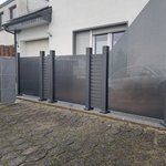 Glas Sichtschutz mit vierkant Aluminium-Nutpfosten mit Fussplatte wurde in Neunkirchen- Seelscheid von Zaunteam Rhein-Sieg, Neunkirchen-Seelscheid im Jahr 2022 erstellt.