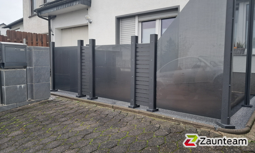 Glas Sichtschutz mit vierkant Aluminium-Nutpfosten mit Fussplatte wurde in Neunkirchen- Seelscheid von Zaunteam Rhein-Sieg, Neunkirchen-Seelscheid im Jahr 2022 erstellt.