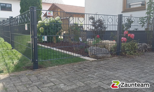 Deko-Doppelstabmatten Stuttgart anthrazit mit Pfosten 40x60 anthrazit mit Abdeckleisten wurde in Bärenthal von Zaunteam Obere Donau-Bodensee, Sauldorf-Krumbach im Jahr 2025 erstellt.