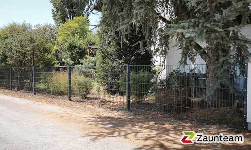 Doppelstabmatten schwer vorverzinkt und anthrazit beschichtet mit Pfosten 60 x 40 mit Abdeckleisten einbetoniert wurde in Inning von Zaunteam Ammersee, Hofstetten im Jahr 2026 erstellt.