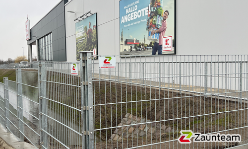 Doppelstabmatten leicht verzinkt mit Pfosten 40x60 verzinkt mit Abdeckleisten einbetoniert wurde in Lutherstadt Wittenberg von Zaunteam Fläming, Coswig im Jahr 2023 erstellt.