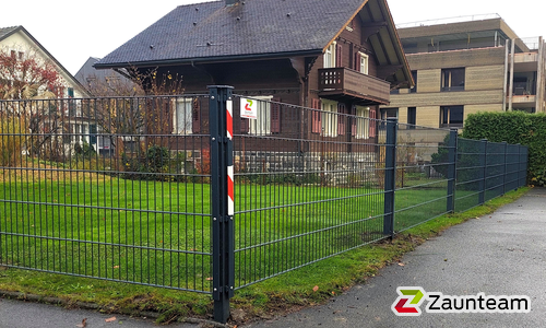 Doppelstabmatten schwer vorverzinkt und anthrazit beschichtet mit Pfosten 60 x 40 mit Abdeckleisten einbetoniert wurde in Buchs von Zaunteam Werdenberg, Werdenberg im Jahr 2024 erstellt.