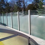 Glas Sichtschutz mit vierkant Aluminium-Nutpfosten einbetoniert, Zaunteam Wienerwald, Unter-Oberndorf, 2380 Perchtoldsdorf Glas Sichtschutz mit vierkant Aluminium-Nutpfosten einbetoniert wurde in Perchtoldsdorf von Zaunteam Wienerwald, Unter-Oberndorf im Jahr 2025 erstellt.