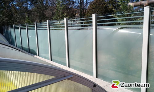 Glas Sichtschutz mit vierkant Aluminium-Nutpfosten einbetoniert wurde in Perchtoldsdorf von Zaunteam Wienerwald, Unter-Oberndorf im Jahr 2025 erstellt.
