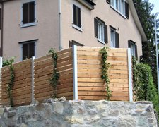 Sichtschutz aus Bohlen mit U-Stahl Profil Pfosten wurde in Erlenbach von Zaunteam Zürich Oberland GmbH, Gutenswil im Jahr 2018 erstellt.