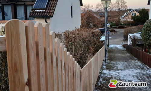 Lärchenzaun gerade mit Lärchenvierkantpfosten wurde in Grunbach von Zaunteam Pforzheim, Neuhausen im Jahr 2026 erstellt.