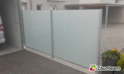 Glas Sichtschutz mit vierkant Edelstahlpfosten einbetoniert (CH) wurde in Rankweil von Zaunteam Vorarlberg, Dornbirn im Jahr 2014 erstellt.