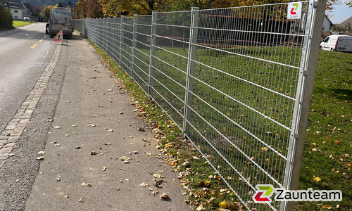 Doppelstabmatten leicht verzinkt mit Pfosten 40x60 verzinkt mit Abdeckleisten einbetoniert wurde in Ramsen von Zaunteam Thurgau, Felben im Jahr 2025 erstellt.