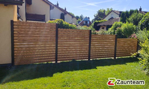 Alu Varioprofil Rechteck mit Aluminiumpfosten vierkant 85 x 85 mm einbetoniert wurde in Greifensee von Zaunteam Zürich Oberland, Gutenswil im Jahr 2025 erstellt.