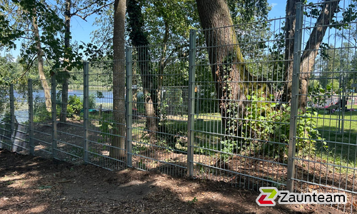 Doppelstabmatten schwer verzinkt mit Pfosten 40x60 verzinkt mit Abdeckleisten einbetoniert wurde in Aulendorf von Zaunteam Oberschwaben, Obermarchtal im Jahr 2026 erstellt.
