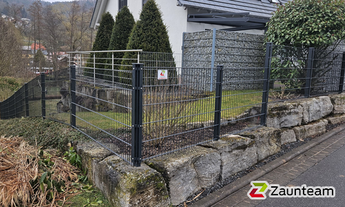 Doppelstabmatten schwer feuerverzinkt und anthrazit beschichtet mit Pfosten 60 x 40 mit Abdeckleisten in Aussparung wurde in Eichenbühl von Zaunteam Westfranken, Eichenbühl im Jahr 2025 erstellt.