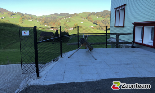 Diagonalgeflecht anthrazit mit Rohrpfosten anthrazit in Aussparung wurde in Appenzell von Zaunteam Appenzellerland, Wasserauen im Jahr 2018 erstellt.