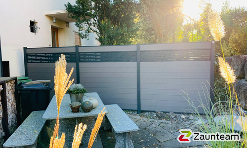  WPC Sichtschutz Discrétion / einbetoniert wurde in Bassersdorf von Zaunteam Neftenbach, Neftenbach im Jahr 2022 erstellt.