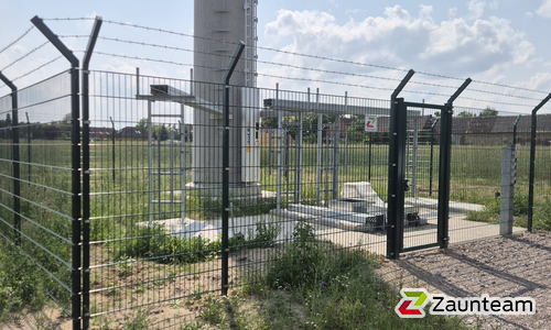 Doppelstabmatten schwer vorverzinkt und grün beschichtet mit Pfosten Vario einbetoniert wurde in Dessau-Rosslau von Zaunteam Fläming, Coswig im Jahr 2025 erstellt.