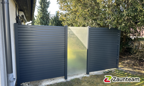 Alu Varioprofil Rhombus 80, Aluminiumpfosten vierkant 85 x 85 mm einbetoniert wurde in Pflummern von Zaunteam Oberschwaben, Obermarchtal im Jahr 2025 erstellt.