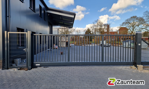 Schiebetor Aluminium wurde in Bockhorn von Zaunteam Friesische-Wehde, Zetel im Jahr 2026 erstellt.