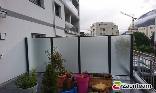 Glas Sichtschutz mit vierkant Edelstahlpfosten einbetoniert (CH) wurde in Sierre von Zaunteam Wallis, Niedergesteln im Jahr 2017 erstellt.