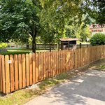 Staketen Holz vor die Pfosten / T-Stahl Pfosten feuerverzinkt einbetoniert wurde in Thalkirchdorf von Zaunteam Allgäu, Bad Hindelang - Unterjoch im Jahr 2025 erstellt.