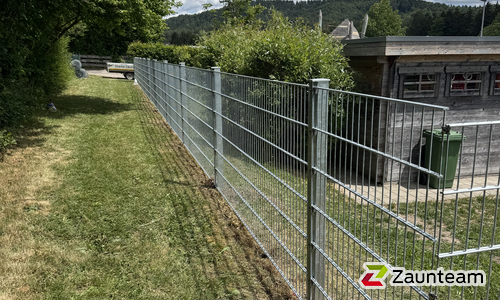 Doppelstabmatten schwer verzinkt mit Pfosten 40x60 verzinkt mit Abdeckleisten einbetoniert wurde in Bergfelden von Zaunteam Lkr. Rottweil, Dietingen-Rotenzimmern im Jahr 2026 erstellt.