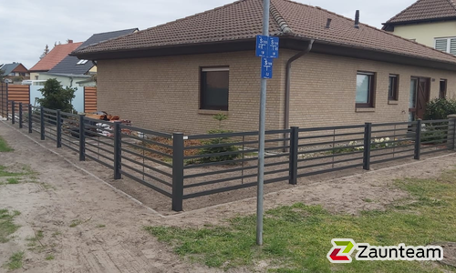 Modern Aluzaun einbetoniert wurde in Luckenwalde von Zaunteam Fläming, Coswig im Jahr 2021 erstellt.