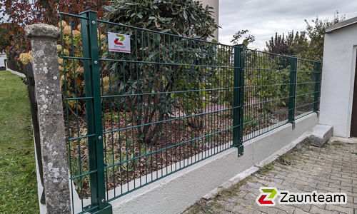 Doppelstabmatten leicht feuerverzinkt und grün beschichtet mit Pfosten 60 x 40 mit Abdeckleistenmit Fussplatte wurde in Großerlach von Zaunteam Schwäbisch Hall, Schwäbisch Hall im Jahr 2024 erstellt.