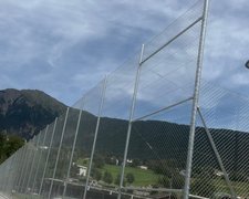 Ballfang Diagonal verzinkt / Rohrpfosten verzinkt wurde in Brig von Zaunteam Wallis, Niedergesteln im Jahr 2026 erstellt.