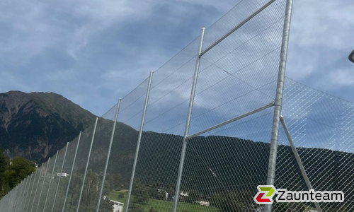 Ballfang Diagonal verzinkt / Rohrpfosten verzinkt wurde in Brig von Zaunteam Wallis, Niedergesteln im Jahr 2026 erstellt.