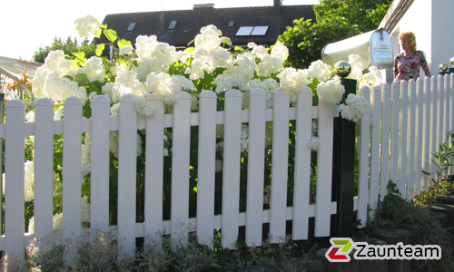 Classic Aluzaun RAL Standardfarbe / Aluminiumpfosten vierkant RAL Standardfarbe einbetoniert wurde in Jestetten von Zaunteam Granacher, Lauchringen im Jahr 2014 erstellt.