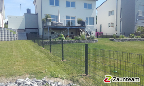 Doppelstabmatten schwer feuerverzinkt und anthrazit beschichtet mit Pfosten 60 x 40 mit Abdeckleisten einbetoniert wurde in Salem von Zaunteam Obere Donau-Bodensee, Sauldorf-Krumbach im Jahr 2017 erstellt.
