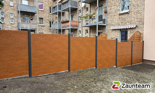 Alu Varioprofil glatt mit Aluminiumpfosten vierkant 85 x 85 mm einbetoniert wurde in Halle von Zaunteam Halle, Halle im Jahr 2025 erstellt.