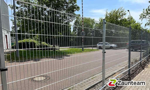 Doppelstabmatten leicht verzinkt mit Pfosten 40x60 verzinkt mit Bügel einbetoniert wurde in Halle  von Zaunteam Halle, Halle im Jahr 2023 erstellt.