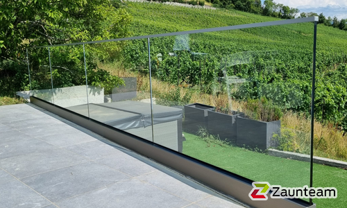 Glas Geländer mit Glashaltern wurde in Lutry von Swissclôture Léman, Forel (Lavaux) im Jahr 2023 erstellt.