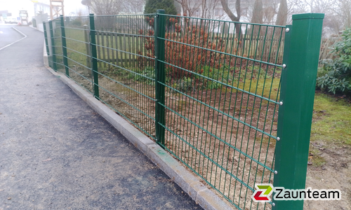 Doppelstabmatten leicht feuerverzinkt und grün beschichtet mit Pfosten 60 x 40 mit Abdeckleisten einbetoniert wurde in St. Johann in der Haide  von Zaunteam Oststeiermark, Grafendorf bei Hartberg im Jahr 2026 erstellt.