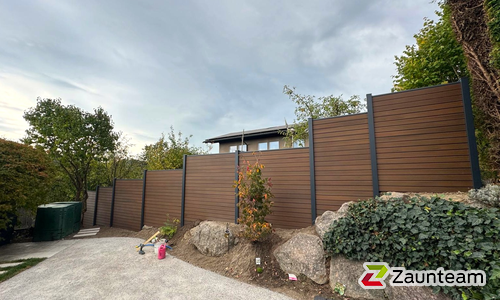 BPC Sichtschutz Eldrum Aluminiumpfosten 90 x 90 mm einbetoniert wurde in Rudolfsetten von Zaunteam Zürich, Dietikon im Jahr 2026 erstellt.