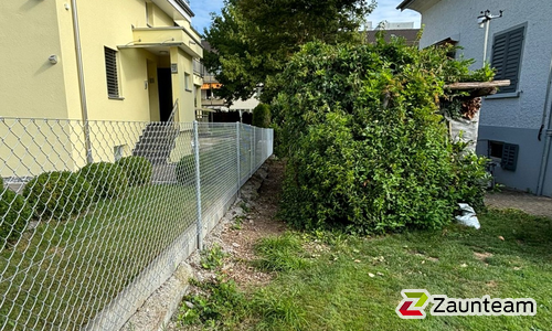 Diagonalgeflecht verzinkt mit Rohrpfosten verzinkt einbetoniert wurde in Urdorf von Zaunteam Zürich, Dietikon im Jahr 2024 erstellt.