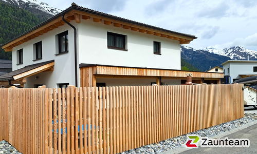 Holz Sichtschutz Lärche Natur Zermatt wurde in Zernez von Zaunteam Engadin, Zernez im Jahr 2023 erstellt.