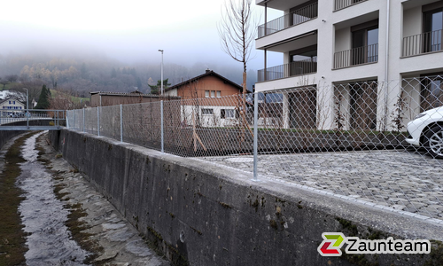 Diagonalgeflecht verzinkt mit Rohrpfosten verzinkt mit Fussplatte (CH) wurde in Sevelen von Zaunteam Werdenberg, Werdenberg im Jahr 2025 erstellt.